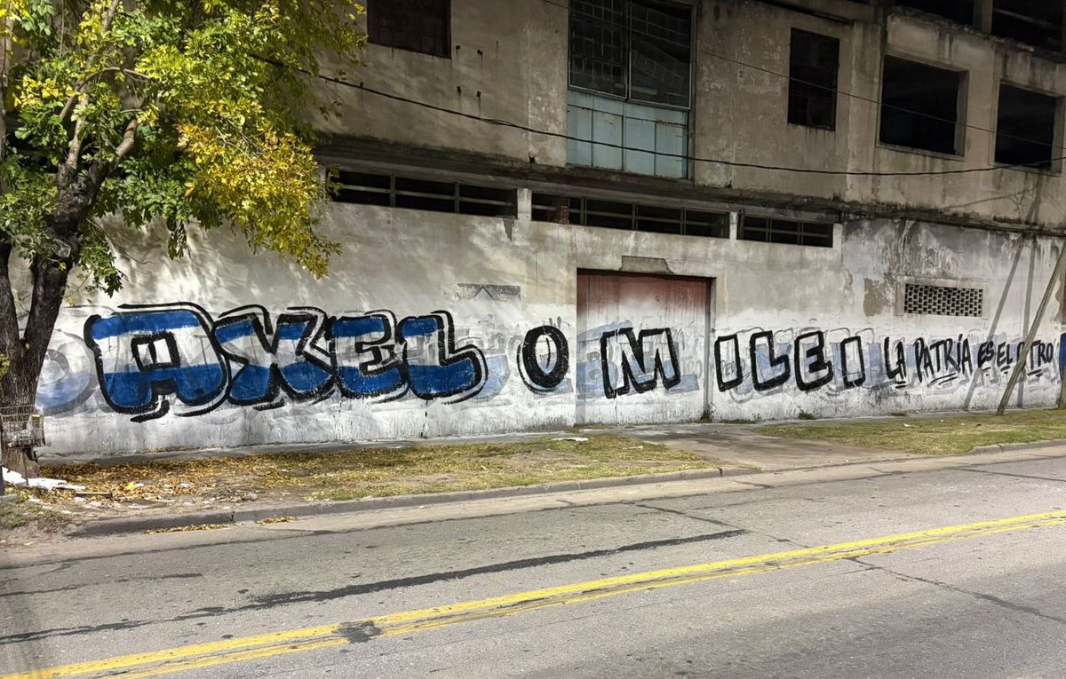 patriaeselotrok's tweet photo. ☀️🇦🇷AXEL O MILEI
Pintadas y afichadas en CABA y distintos puntos de la Provincia de Buenos Aires.
#HayOtroCamino https://t.co/YmEDcUWQ3t