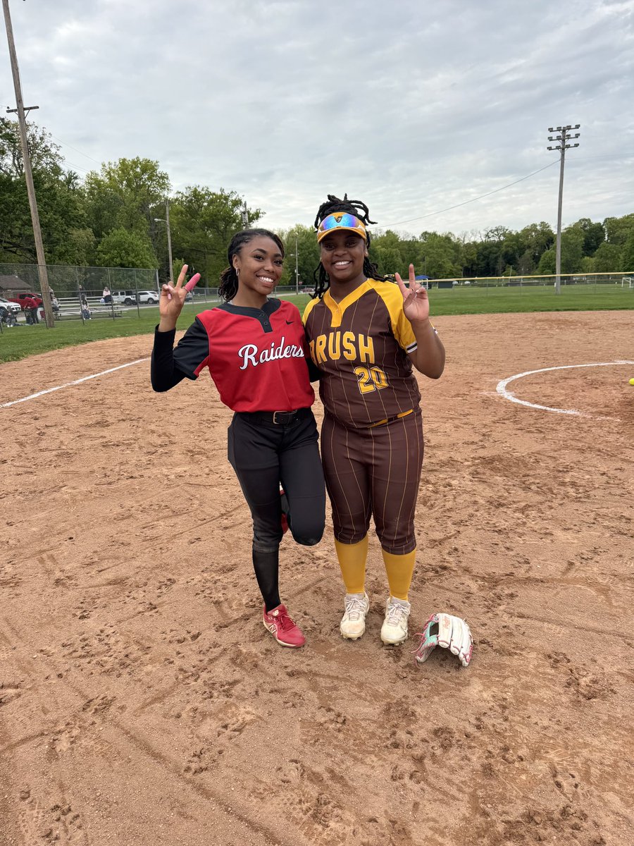 AiyandiRamsey's tweet photo. 🔥🔥🚨 My last at bat for my high school career was a 3 run dinger over left field fence, securing the game!!! I also got a pic with my future @benedict_tigers teammate Jayla. Can’t wait to hit the field with her! 💜💛@brushsoftball  @BrushAthletics @18UOHT3MavsGold #year4 https://t.co/APHsIeB8ui