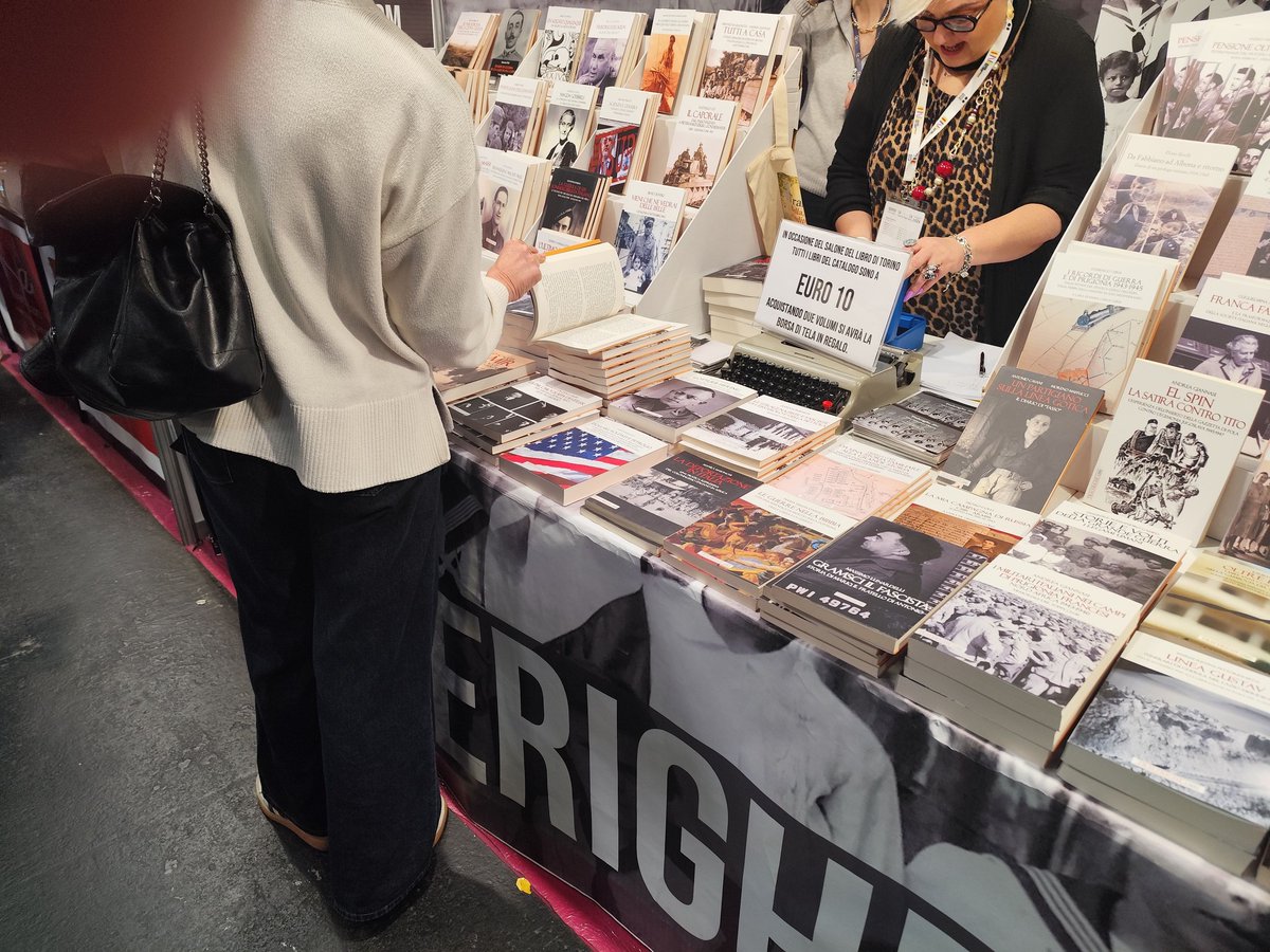 BarcelliSimone's tweet photo. Al Salone del Libro di Torino, allo stand di Tralerighe libri abbiamo presentato la mia ultima fatica editoriale "Dollari, soldati e  petrolio", la storia degli Stati Uniti d'America. Ringrazio l'editore Andrea Giannasi per la grande opportunità. https://t.co/x52Fp7J1fm
