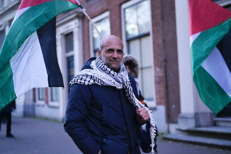 csdeweerdt's tweet photo. Soutien à Ramy Shaath, militant historique de la cause palestinienne, scandaleusement menacé d’expulsion par l’État français.

La France doit mettre fin à sa complicité dans le génocide du peuple palestinien et cesser de criminaliser celles et ceux qui s’y opposent. https://t.co/EAFy3qjPIP