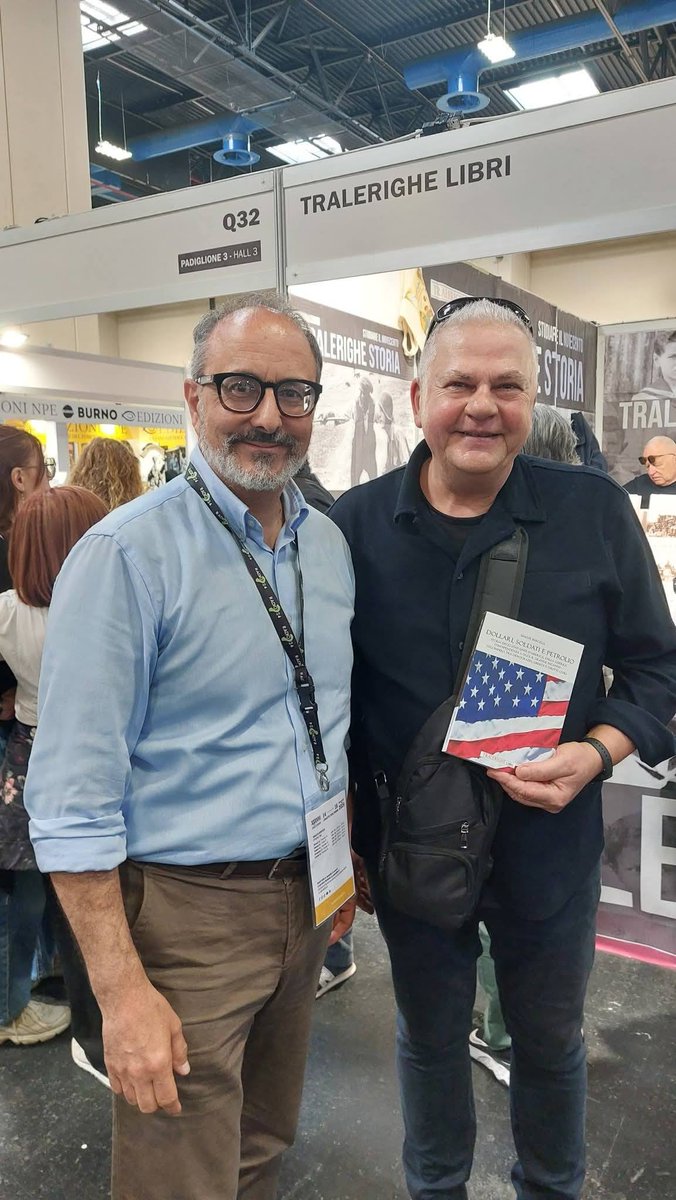 BarcelliSimone's tweet photo. Al Salone del Libro di Torino, allo stand di Tralerighe libri abbiamo presentato la mia ultima fatica editoriale "Dollari, soldati e  petrolio", la storia degli Stati Uniti d'America. Ringrazio l'editore Andrea Giannasi per la grande opportunità. https://t.co/x52Fp7J1fm