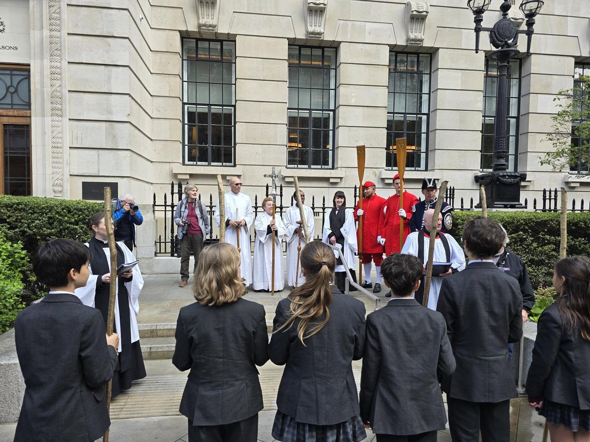 WatermensCompan's tweet photo. Last Thursday Master Sean Collins was led by Bargemaster @robbiecoleman1 &amp; Doggett’s winners at Beating the Bounds

This annual Ascension Day celebration held with All Hallows by the Tower is a long-standing tradition marking the historic parish boundaries along the River Thames https://t.co/65hVqKyRYi