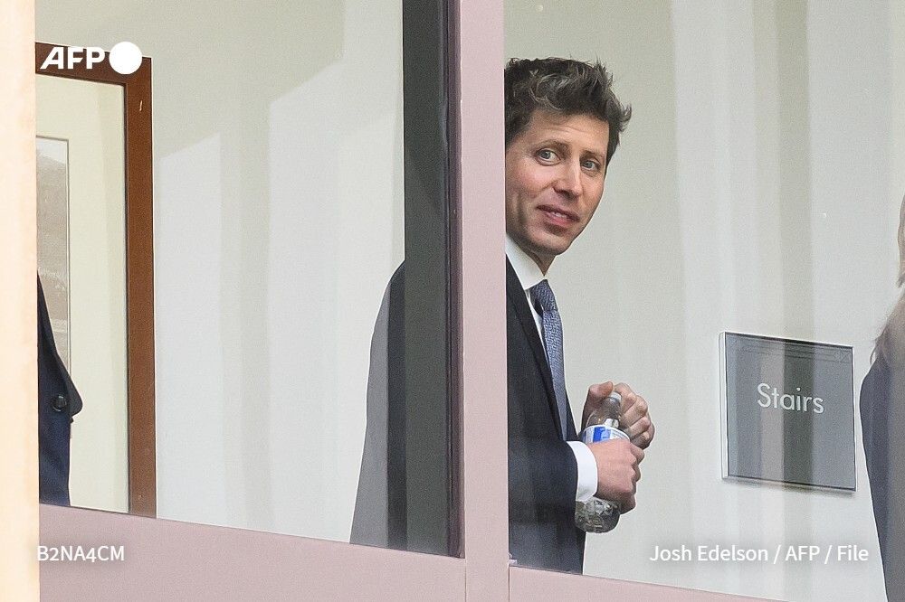 AFP's tweet photo. 🇺🇸 ⚖️ Deliberations are set to begin on Monday in the blockbuster trial pitting Elon Musk against AI giant OpenAI and its CEO Sam Altman, whom Musk accuses of abandoning the company's founding mission ➡️ https://t.co/lgLSbd2CWn https://t.co/6BG6csX3Ts