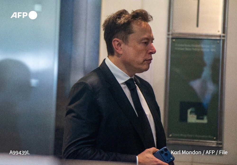 AFP's tweet photo. 🇺🇸 ⚖️ Deliberations are set to begin on Monday in the blockbuster trial pitting Elon Musk against AI giant OpenAI and its CEO Sam Altman, whom Musk accuses of abandoning the company's founding mission ➡️ https://t.co/lgLSbd2CWn https://t.co/6BG6csX3Ts