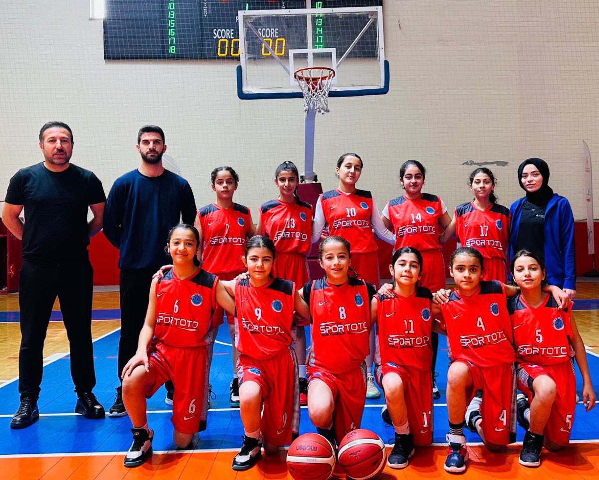 GSB_Sirnak's tweet photo. 🏀 Kahramanmaraş’ta düzenlenen Okul Sporları Küçük Kızlar Türkiye Yarı Final müsabakalarında takımımız turnuvaya galibiyetle başladı! 💪

Gaziantep ekibini 47-45 mağlup eden Sporcularımızı ve antrenörlerimizi tebrik ediyor, başarılarının devamını diliyoruz. 🔥 https://t.co/LS35JE1Ify
