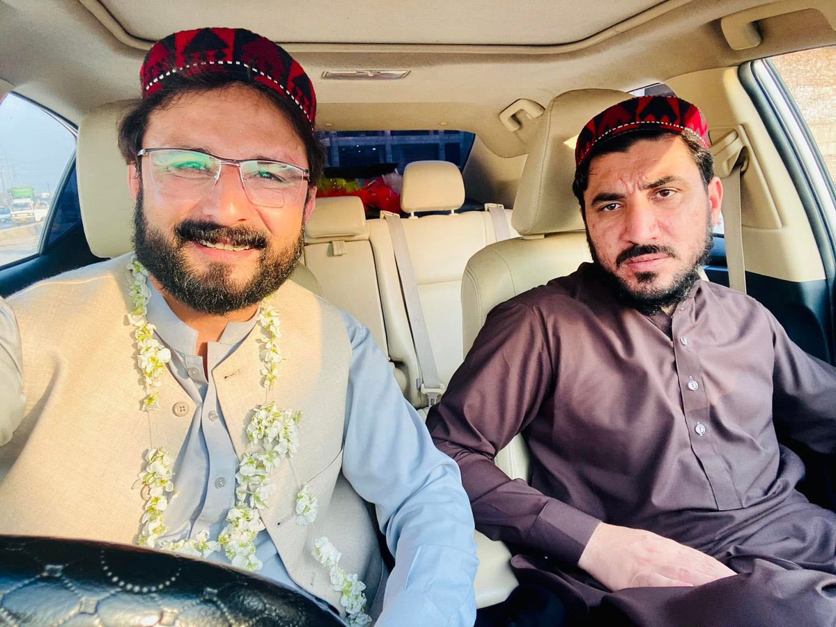 IsmailWazir19's tweet photo. ہمارے دوست فرید آفریدی کو ریاستی خفیہ اداروں کے اہلکاروں نے ابھی پشاور ارباب روڈ سے گرفتار کرلیا ہے۔
چشم دید گواہوں کے مطابق جس وقت فرید آفریدی کو گرفتار کیا جارہا تھا، ان پر بدترین جسمانی تشدد  کیا گیا اور گالیاں دی جارہی تھیں۔
فرید آفریدی انتہائی پرآمن اور انسانیت دوست انسان ہے ، ریاستی ادارے ان ہتھکنڈوں سے باز آجائے۔