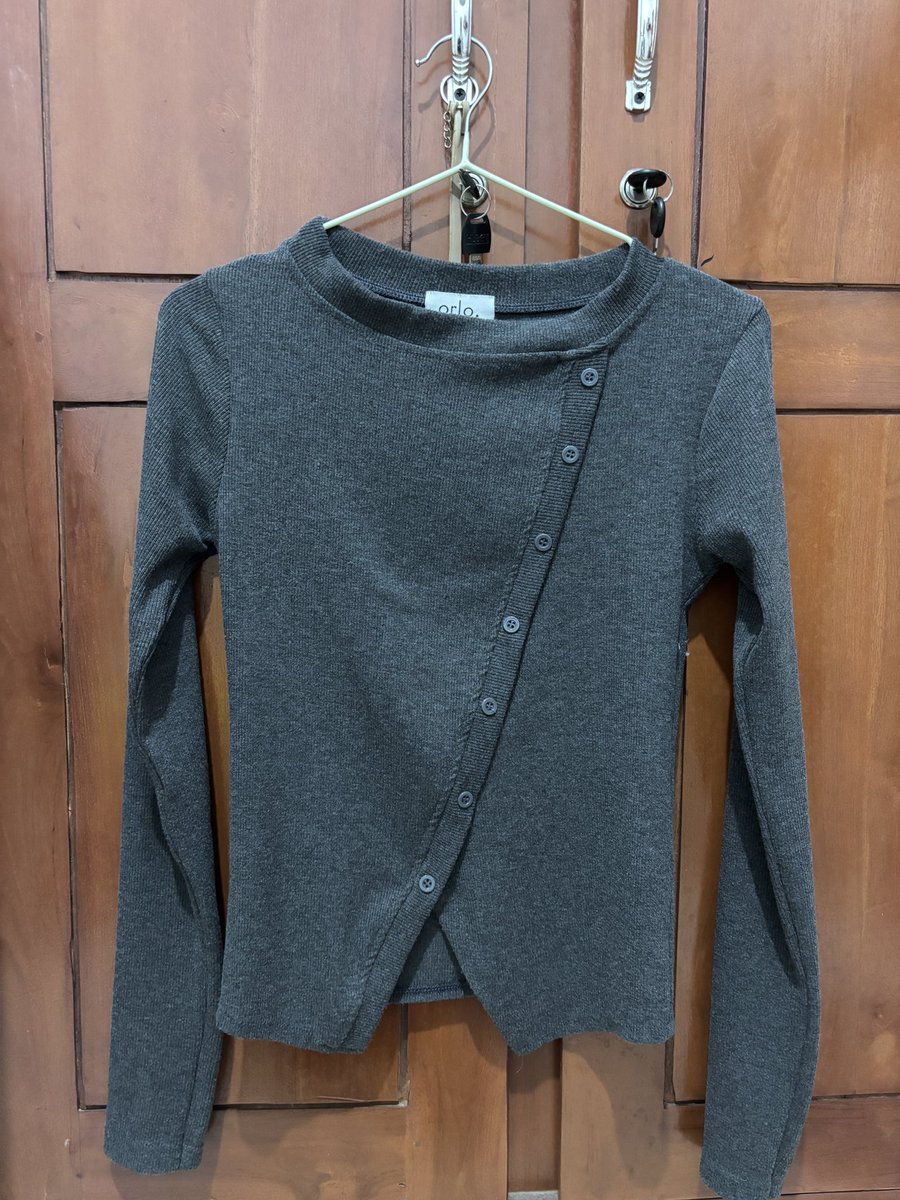 heaavily's tweet photo. WANT TO SALE LONG SLEEVE ORLO CHARCOAL

💰45.000

🧸 nego tipis! (avail on 🍊)
🧸 panjang baju 50/lingkar dada 70-100 
🧸 no minus baru 3x pakai

#zonauang #preloved https://t.co/70OirAGua9