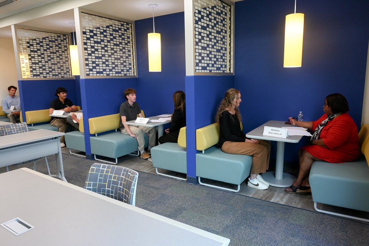 EdisonOhio's tweet photo. Practice makes prepared! 💼✨ Our Business Communication students took on mock interviews as their final project—building confidence, sharpening skills, and getting ready for their futures. Thank you to our amazing staff and faculty who stepped in as interviewers! https://t.co/VYBzQ25KFR