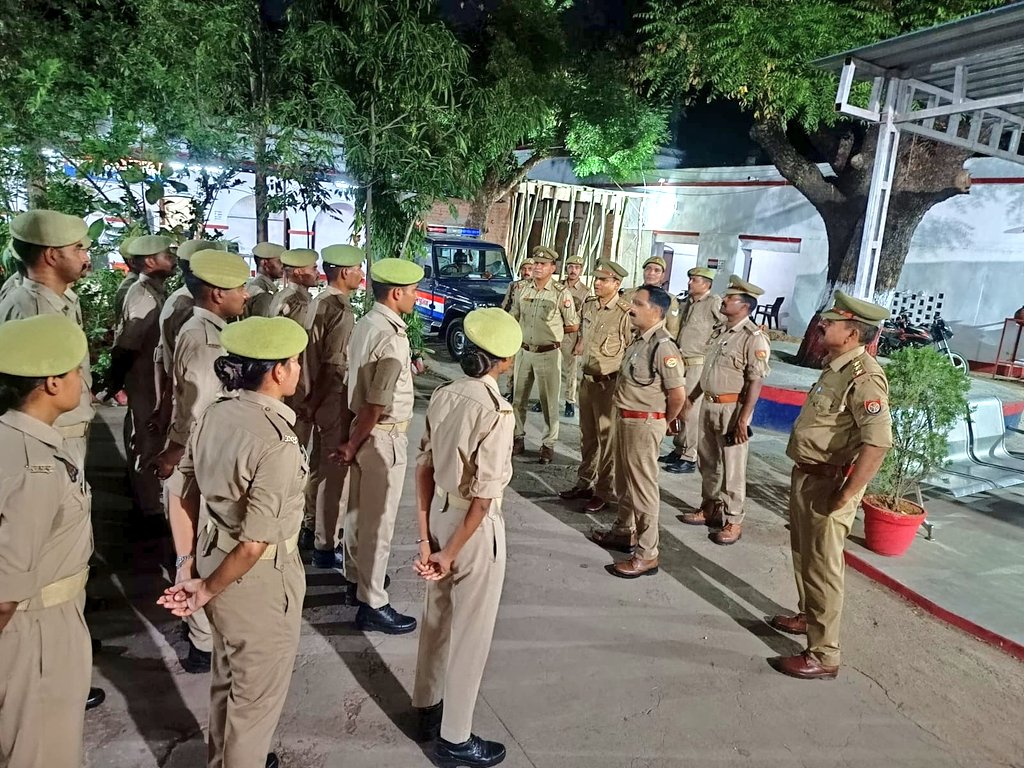 lalitpurpolice's tweet photo. #AddSPLTP @kaloosingh द्वारा थाना तालबेहट पर तैनात प्रशिक्षु आरक्षियों के व्यावहारिक प्रशिक्षण की समीक्षा की गयी तथा प्रशिक्षण हेतु निर्धारित रोस्टर एवं एसओपी का अक्षरशः अनुपालन सुनिश्चित करने के सम्बन्ध में सम्बन्धित को आवश्यक दिशा-निर्देश दिए गए । https://t.co/0B8wtTsy86