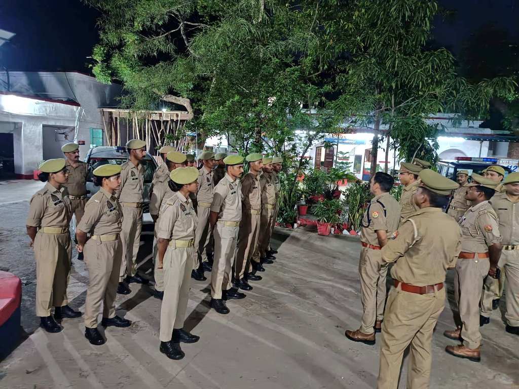 lalitpurpolice's tweet photo. #AddSPLTP @kaloosingh द्वारा थाना तालबेहट पर तैनात प्रशिक्षु आरक्षियों के व्यावहारिक प्रशिक्षण की समीक्षा की गयी तथा प्रशिक्षण हेतु निर्धारित रोस्टर एवं एसओपी का अक्षरशः अनुपालन सुनिश्चित करने के सम्बन्ध में सम्बन्धित को आवश्यक दिशा-निर्देश दिए गए । https://t.co/0B8wtTsy86