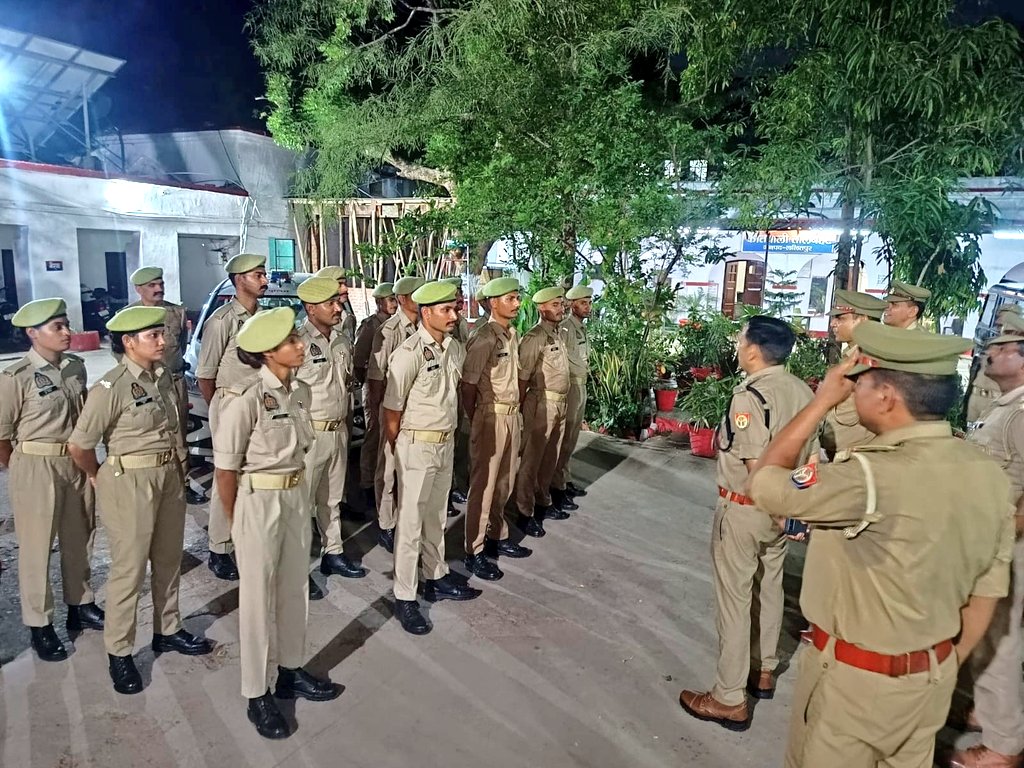 lalitpurpolice's tweet photo. #AddSPLTP @kaloosingh द्वारा थाना तालबेहट पर तैनात प्रशिक्षु आरक्षियों के व्यावहारिक प्रशिक्षण की समीक्षा की गयी तथा प्रशिक्षण हेतु निर्धारित रोस्टर एवं एसओपी का अक्षरशः अनुपालन सुनिश्चित करने के सम्बन्ध में सम्बन्धित को आवश्यक दिशा-निर्देश दिए गए । https://t.co/0B8wtTsy86
