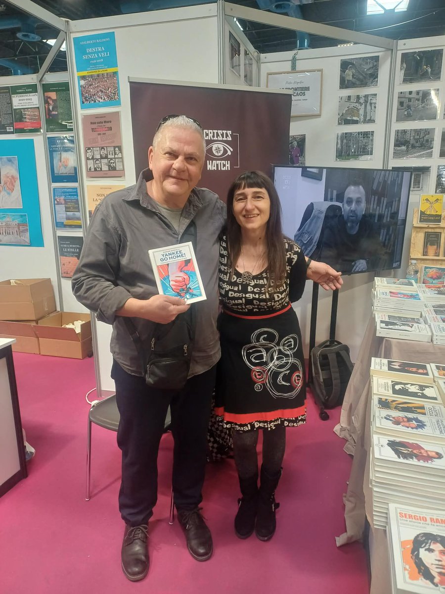 BarcelliSimone's tweet photo. La mitica Isabella Dalla Vecchia di Luoghi misteriosi è passata a trovarci allo stand di Idrovolante edizioni al Salone del Libro di Torino. E così abbiamo pensato di lasciare  traccia del nostro incontro per i nostri rispettivi  affezionati lettori. Grazie Isabella! https://t.co/71IRND9bIK