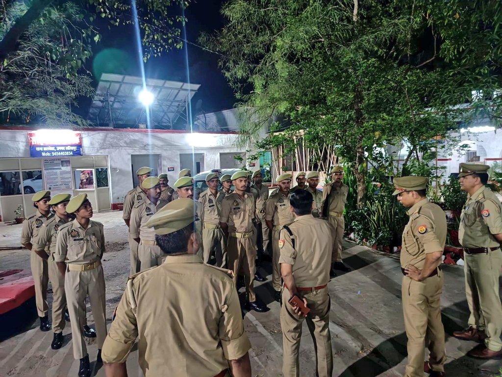 lalitpurpolice's tweet photo. #AddSPLTP @kaloosingh द्वारा थाना तालबेहट पर तैनात प्रशिक्षु आरक्षियों के व्यावहारिक प्रशिक्षण की समीक्षा की गयी तथा प्रशिक्षण हेतु निर्धारित रोस्टर एवं एसओपी का अक्षरशः अनुपालन सुनिश्चित करने के सम्बन्ध में सम्बन्धित को आवश्यक दिशा-निर्देश दिए गए । https://t.co/0B8wtTsy86