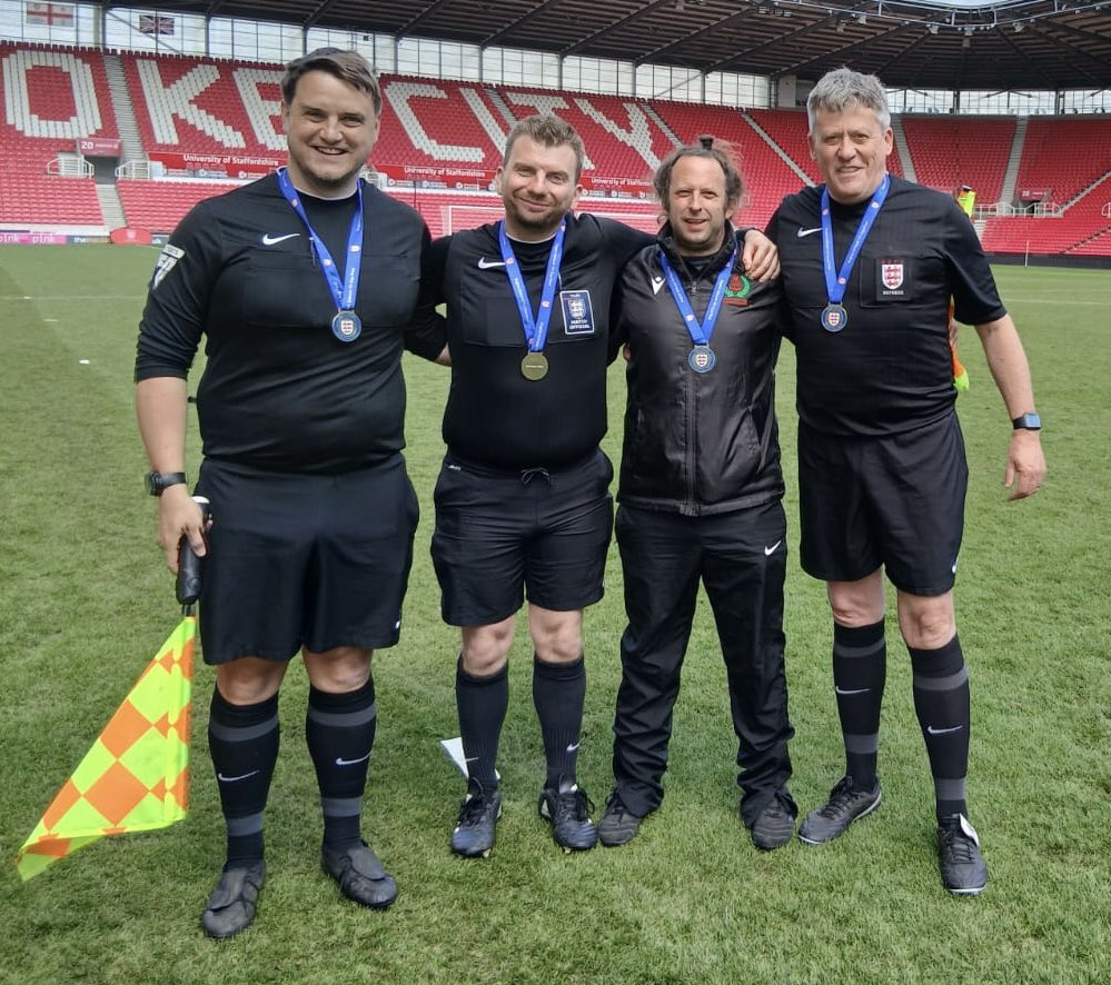 GordonRef's tweet photo. Great morning earlier today @stokecity for the @SchoolsFootball U12 Elite Schools Cup Final between @MonkAcademy &amp; @WhitgiftSchool1  ⚽️🏆⚽️

@LCFA_Referees @FARefereeing 

#referee #refereelife https://t.co/jqR873FnKc