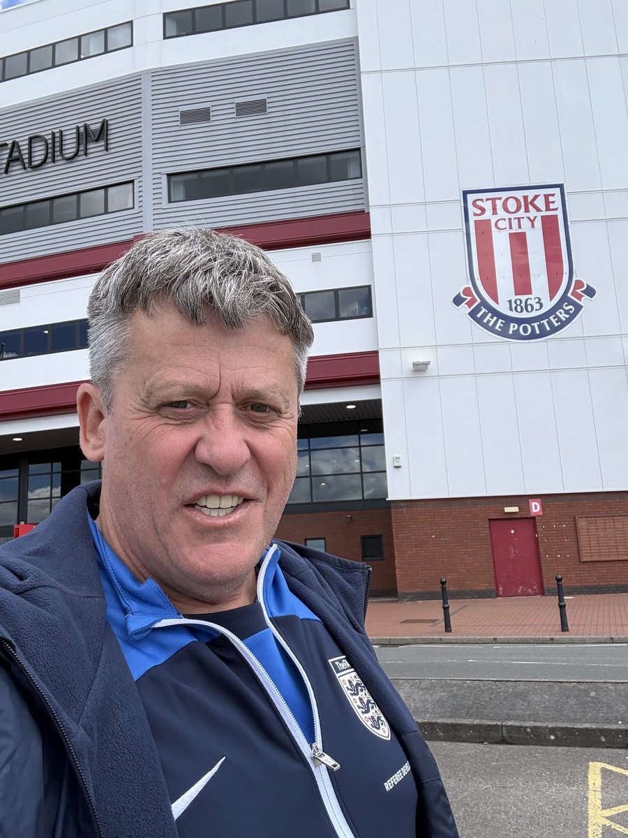 GordonRef's tweet photo. Great morning earlier today @stokecity for the @SchoolsFootball U12 Elite Schools Cup Final between @MonkAcademy &amp; @WhitgiftSchool1  ⚽️🏆⚽️

@LCFA_Referees @FARefereeing 

#referee #refereelife https://t.co/jqR873FnKc