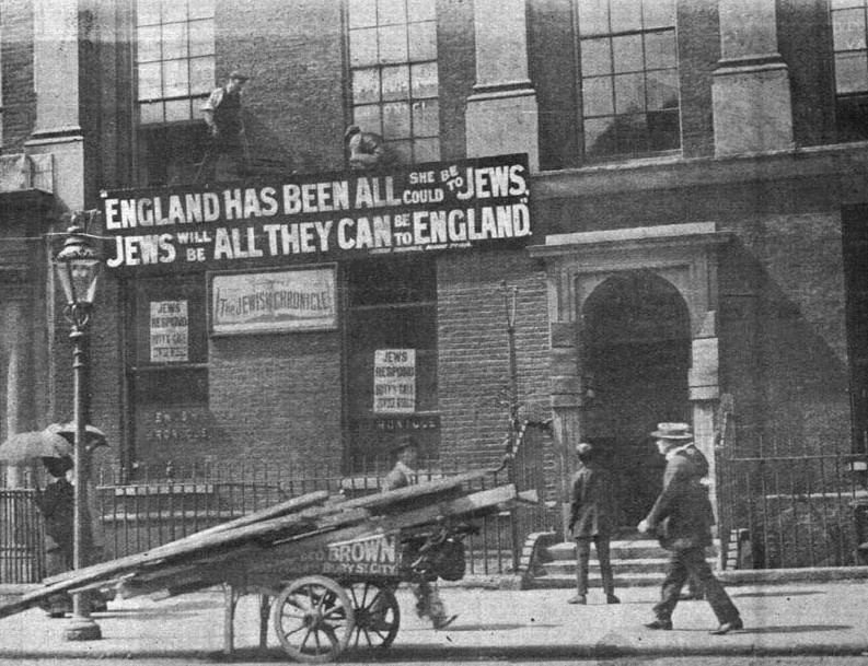 hasidicus's tweet photo. "England has been all she could be to Jews, Jews will be all they can be to England." 

Banner outside the Jewish Chronicle office in London encourages Jews to enlist in the British Army, 1914. Around 50,000 British Jews ended up serving in WWI. https://t.co/qWopEvQjFf