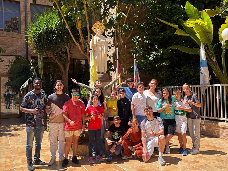 Fund_Mercedaria's tweet photo. El MiM de la Parroquia San Vicente Ferrer de Elche ha realizado una actividad en la ciudad bajo el lema "Somos Iglesia", recorriendo distintos espacios parroquiales, sociales y culturales.
Iniciativas como esta siguen reforzando el trabajo educativo y pastoral con niños y jóvenes https://t.co/UxEodCf4rW