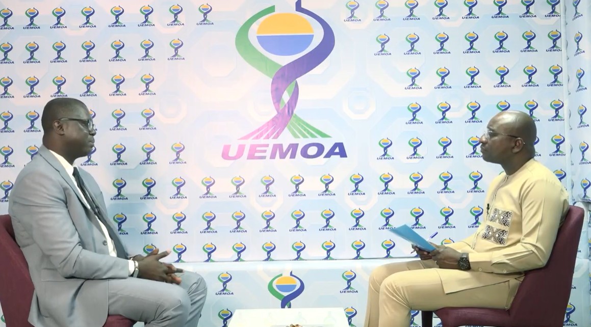 UEMOA_Officiel's tweet photo. #InvitédelIntégration : le #Directeur de l’#Enseignement #Supérieur, de la #Recherche et de la #Formation #Professionnelle, #OusseynouTHIAM fait le point sur la mise en œuvre des #réformes #communautaires dans l’#enseignement #supérieur au sein de l'#UEMOA
https://t.co/pfNtHDsQwq https://t.co/MzfAxR2ZIw