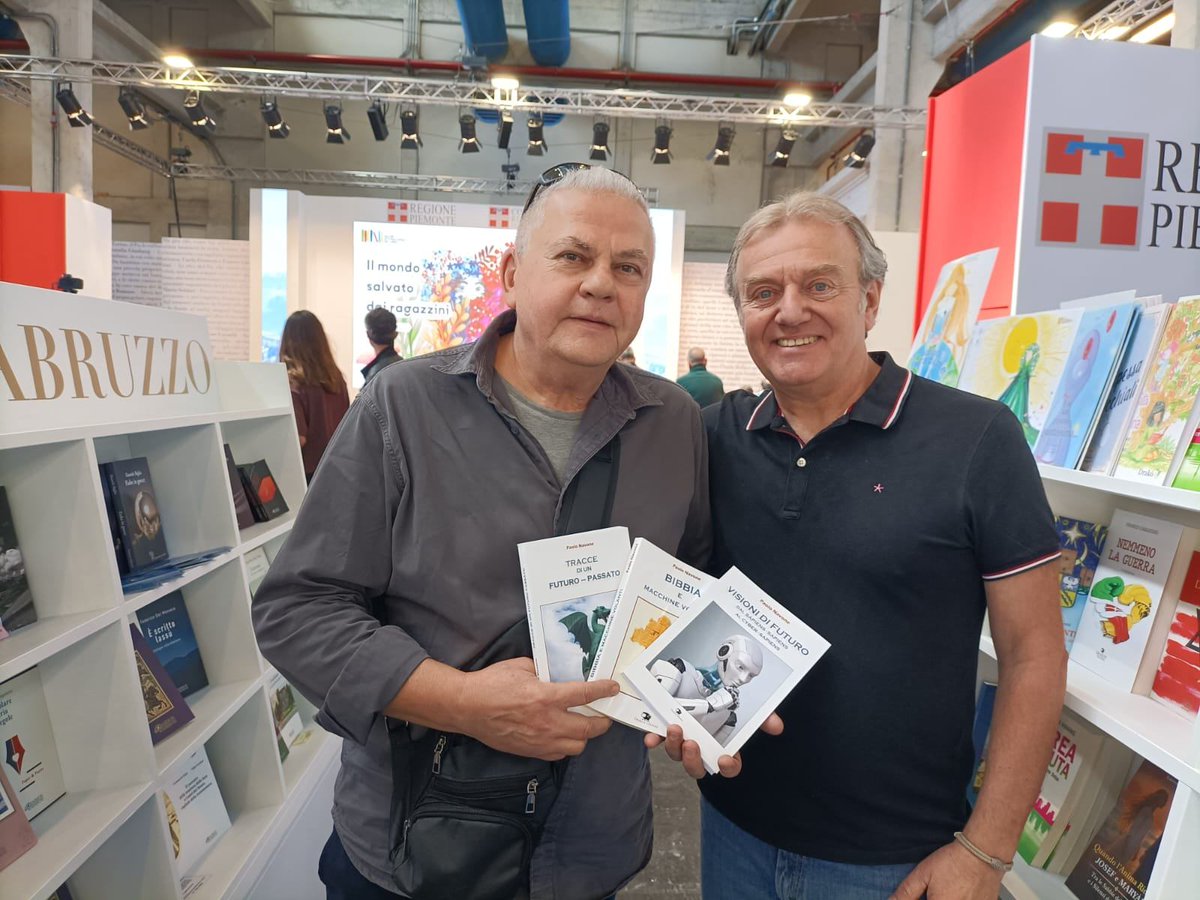BarcelliSimone's tweet photo. Con l'amico Paolo Navone al Salone del Libro di Torino, stand di Drakon Edizioni, per la presentazione del suo ultimo lavoro. Grazie a Nicolina Galassi e un caro saluto a Biagio Russo. https://t.co/OF5VOSXigm