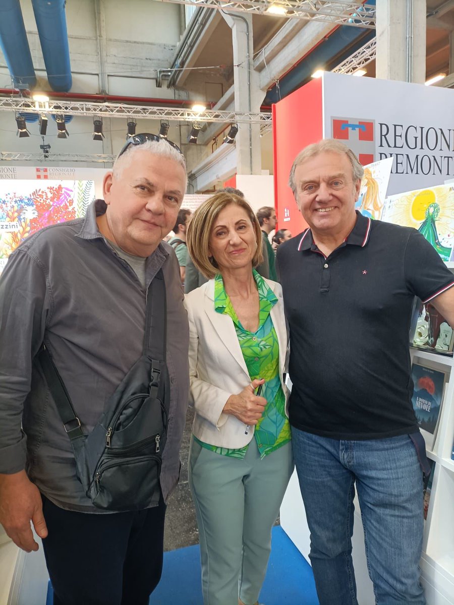 BarcelliSimone's tweet photo. Con l'amico Paolo Navone al Salone del Libro di Torino, stand di Drakon Edizioni, per la presentazione del suo ultimo lavoro. Grazie a Nicolina Galassi e un caro saluto a Biagio Russo. https://t.co/OF5VOSXigm