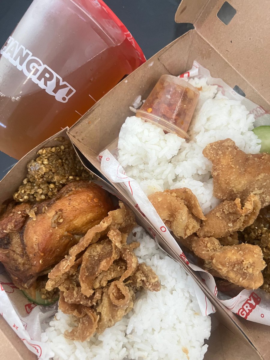 asyabetmud's tweet photo. kulit ayam Bu Tumbar tuh krispi banget pas digigit! dalemnya masih juicy, lembut, terus bumbu ketumbarnya gurih wangi banget 🌟

ditambah sambelnya yang pedes nagih… MAU SUNGKEM SAMA YANG BUAT AYAM BU TUMBAR BY HANGRY 🔥 https://t.co/gIMo6KlYhA