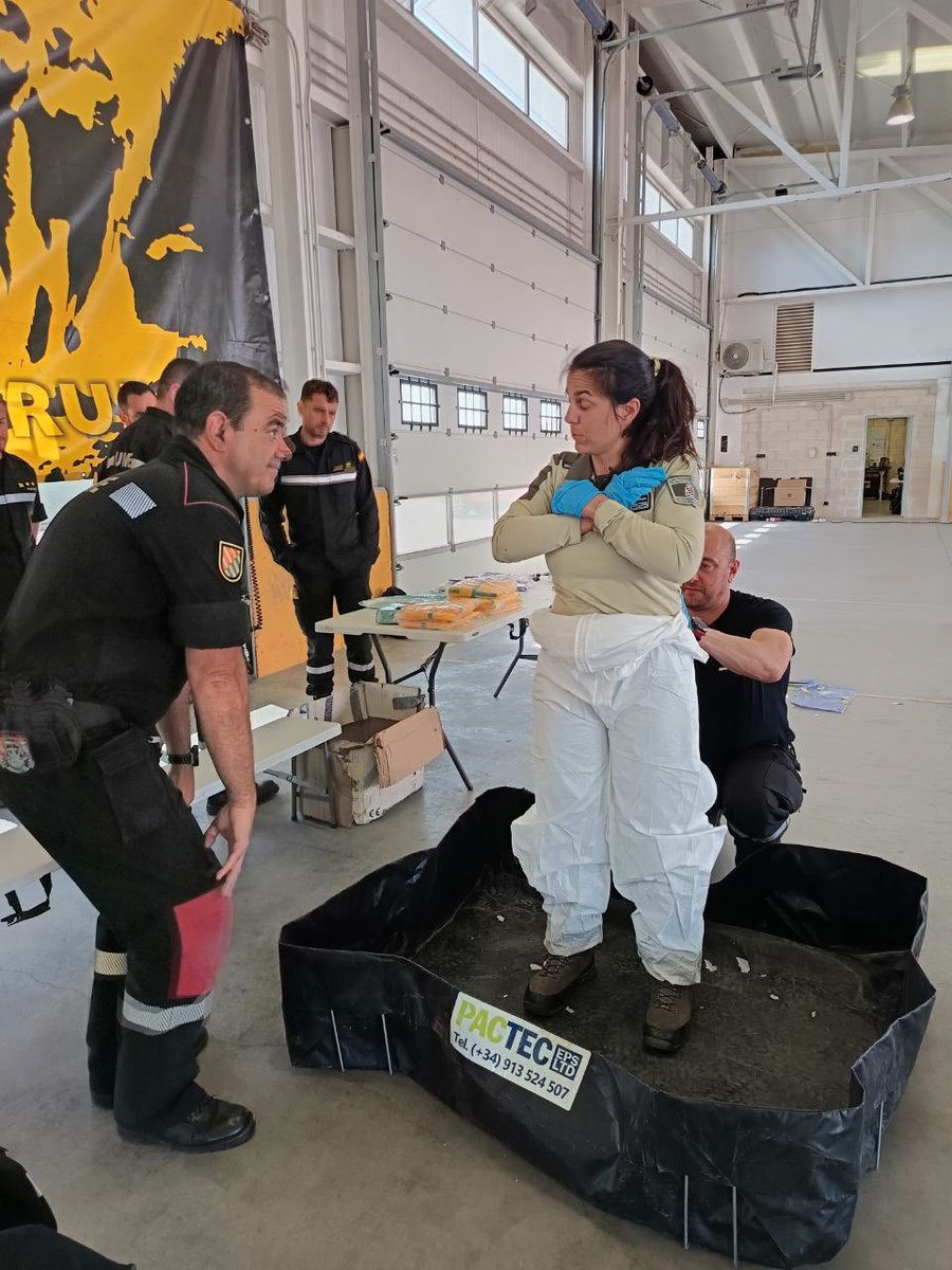 112cmadrid's tweet photo. 🦊 4 #AgentesForestalesCM 🌿 continúan avanzando en su especialización en emergencias junto a la @UMEgob 

Tras completar 2 semanas de formación en la Base de Torrejón, hoy comienza en #Ferrol una nueva fase centrada en riesgos medioambientales y tecnológicos.

Abordan actuaciones ante epizootias, zoonosis, vertidos de hidrocarburos o especies exóticas invasoras.

#ASEM112