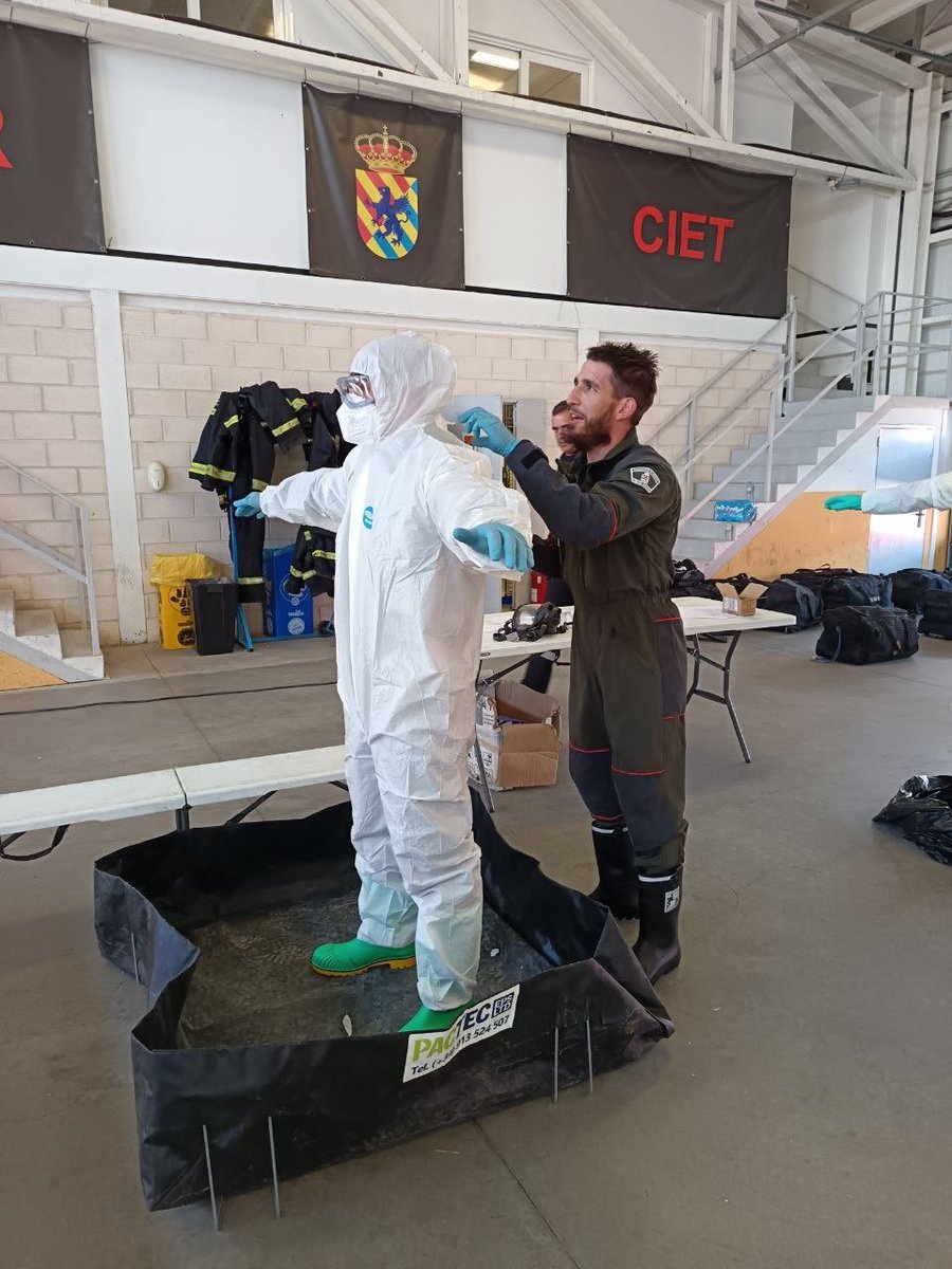 112cmadrid's tweet photo. 🦊 4 #AgentesForestalesCM 🌿 continúan avanzando en su especialización en emergencias junto a la @UMEgob 

Tras completar 2 semanas de formación en la Base de Torrejón, hoy comienza en #Ferrol una nueva fase centrada en riesgos medioambientales y tecnológicos.

Abordan actuaciones ante epizootias, zoonosis, vertidos de hidrocarburos o especies exóticas invasoras.

#ASEM112