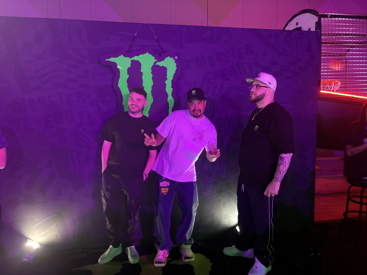 Bluezsboy's tweet photo. @H3CZ @Nadeshot @ScrappyNJ @HyDrAnml @aBeZy @NiumFPS Thanks @H3CZ  wish I coulda got all y’all’s signatures but the security guard was mad. https://t.co/IOTX38JNpo