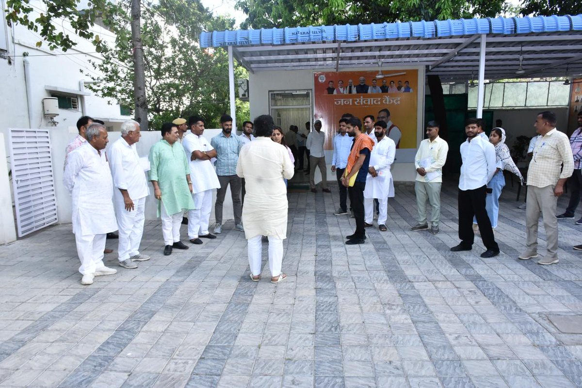 kkvishnoibjp's tweet photo. आज जयपुर स्थित राजकीय आवास पर जनसुनवाई के दौरान आमजन से संवाद कर उनकी समस्याओं एवं सुझावों को गंभीरता एवं संवेदनशीलता के साथ सुना। प्रत्येक प्रकरण के त्वरित एवं संतोषजनक समाधान हेतु संबंधित अधिकारियों को आवश्यक दिशा-निर्देश प्रदान किए।

माननीय मुख्यमंत्री श्री भजनलाल शर्मा जी के कुशल नेतृत्व एवं मार्गदर्शन में राज्य सरकार आमजन की समस्याओं के समाधान और सुशासन की दिशा में निरंतर प्रतिबद्ध है। जनसेवा ही हमारा सर्वोच्च धर्म है।

#kkvishnoi #MlaGudamalani #Jaipur
@BJP4Rajasthan @BhajanlalBjp @madanrrathore @DIPRRajasthan @RajCMO @RajGovOfficial