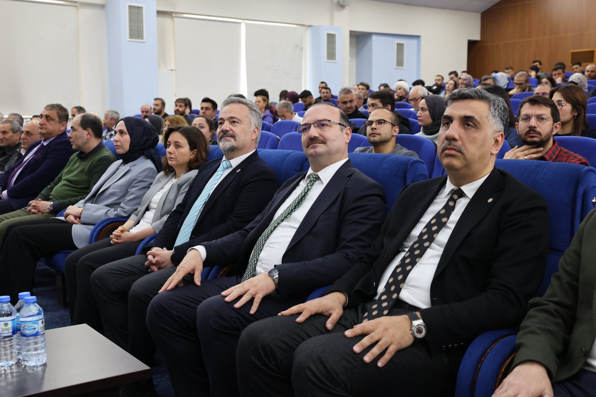 A_Hacimuftuoglu's tweet photo. 🗨️ TÜBİTAK Bilim Söyleşinde gençlerimizle bir araya gelerek; akademik faaliyetlerimiz, öğrencilerimize sunduğumuz fırsatlar ve Atatürk Üniversitesinin bilimsel vizyonuna dair önemli değerlendirmelerde bulunduk. 📌

🗨️ Özellikle yükseköğretimin dönüşen yapısı, üniversitelerin toplumsal kalkınmadaki rolü ve gençlerimizin geleceğe hazırlanmasında bilimin rehberliği üzerine düşüncelerimizi paylaşarak, tecrübe aktarımının önemine dikkat çektik. 📌

🗨️ Atatürk Üniversitesi olarak; bilgi üreten, araştıran, geliştiren ve bulunduğu coğrafyaya değer katan bir anlayışla çalışmalarımızı sürdürmeye devam edeceğiz. Programın gerçekleştirilmesinde emeği geçenlere teşekkür ediyor, söyleşimizin katılımcılar açısından verimli olmasını temenni ediyorum. 📌