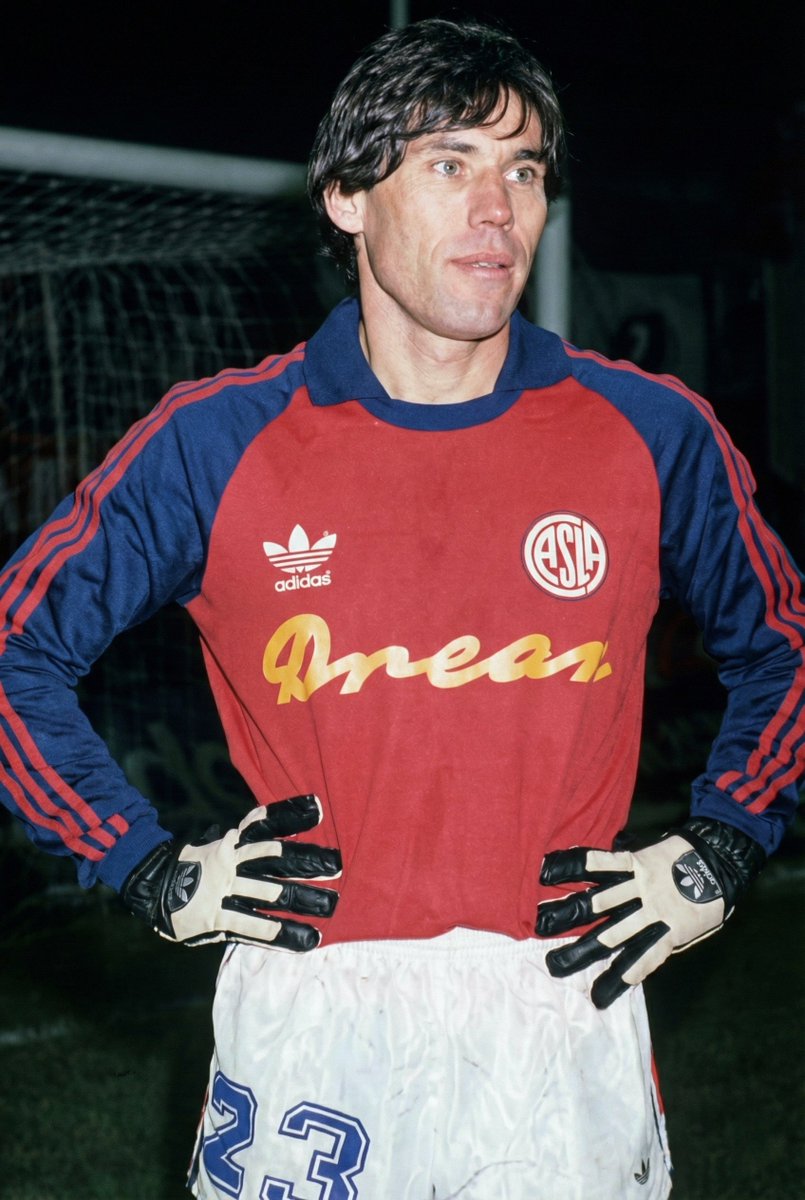 romanperroni's tweet photo. Hablando de ropa retro de San Lorenzo, es hora que alguien pueda hacer réplica esta belleza de buzo que usó Esteban Pogany. https://t.co/CrK5DHNGQy
