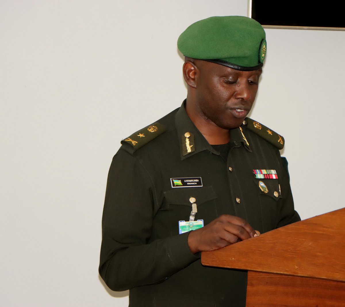 RwandaMoD's tweet photo. Senior officers from the Rwanda Defence Force, other security institutions, and the Ministry of Foreign Affairs are attending the Defence Policy Course from 18 to 29 May 2026 at the RDF Command and Staff College, Musanze District.

While opening the course officially on behalf of the RDF Chief of Defence Staff, the Commandant of the RDF Command and Staff College, Brig Gen Andrew Nyamvumba, said that the programme is designed to strengthen strategic thinking, policy analysis, and decision-making capabilities needed to address contemporary defence and security challenges at both national and regional levels.

This is the second course in a new series of strategic-level programmes developed by the RDF Command and Staff College in partnership with the United Nations Institute for Training and Research.
================================

Ofisiye bakuru bo mu Ngabo z’u Rwanda n'izindi nzego z’umutekano ndetse n'abakozi baturutse muri Minisiteri y’Ububanyi n’Amahanga bitabiriye amahugurwa kuri Politiki y'imiyoborere y'ingabo.

Ni amahugurwa ari kubera mu Ishuri Rikuru rya Gisirikare riherereye mu Karere ka Musanze, kuva tariki ya 18 kuzageza ku ya 29 Gicurasi 2026.

Mu gutangiza ku mugaragaro ayo mahugurwa mu izina ry’Umugaba Mukuru w’Ingabo z’u Rwanda, Umuyobozi w'Ishuri Rikuru rya Gisirikare, Brig Gen Andrew Nyamvumba, yavuze ko iyo gahunda igamije kongerera abitabiriye ubushobozi bwo gutekereza ku rwego rwo hejuru, ubusesenguzi no gufata ibyemezo bijyanye n'imiyoborere y'ingabo haba ku rwego rw’igihugu no ku rwego rw’akarere.

Aya ni amahugurwa abaye ku nshuro ya kabiri muri gahunda nshya y’amasomo  yateguwe n'Ishuri Rikuru rya Gisirikare ku bufatanye n’Ikigo cy’Umuryango w’Abibumbye gishinzwe amahugurwa n’ubushakashatsi (UNITAR).