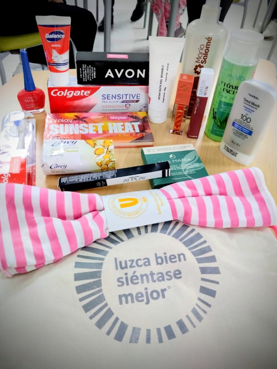 LBSMColombia's tweet photo. Luzca Bien siéntase mejor en Clínica Colombia Bogotá. Trabajando en equipo para las pacientes oncologicas de la organización. 💗

@Cosme_AseoANDI
@ANDI_Colombia

#LuzcaBienSiéntaseMejor #ClínicaColombia #Bogotá #PacientesOncológicas https://t.co/E9lOG8gcHW