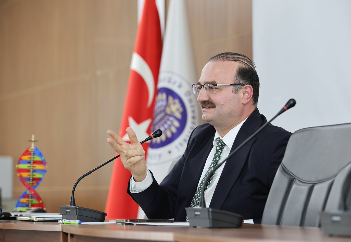 A_Hacimuftuoglu's tweet photo. 🗨️ TÜBİTAK Bilim Söyleşinde gençlerimizle bir araya gelerek; akademik faaliyetlerimiz, öğrencilerimize sunduğumuz fırsatlar ve Atatürk Üniversitesinin bilimsel vizyonuna dair önemli değerlendirmelerde bulunduk. 📌

🗨️ Özellikle yükseköğretimin dönüşen yapısı, üniversitelerin toplumsal kalkınmadaki rolü ve gençlerimizin geleceğe hazırlanmasında bilimin rehberliği üzerine düşüncelerimizi paylaşarak, tecrübe aktarımının önemine dikkat çektik. 📌

🗨️ Atatürk Üniversitesi olarak; bilgi üreten, araştıran, geliştiren ve bulunduğu coğrafyaya değer katan bir anlayışla çalışmalarımızı sürdürmeye devam edeceğiz. Programın gerçekleştirilmesinde emeği geçenlere teşekkür ediyor, söyleşimizin katılımcılar açısından verimli olmasını temenni ediyorum. 📌
