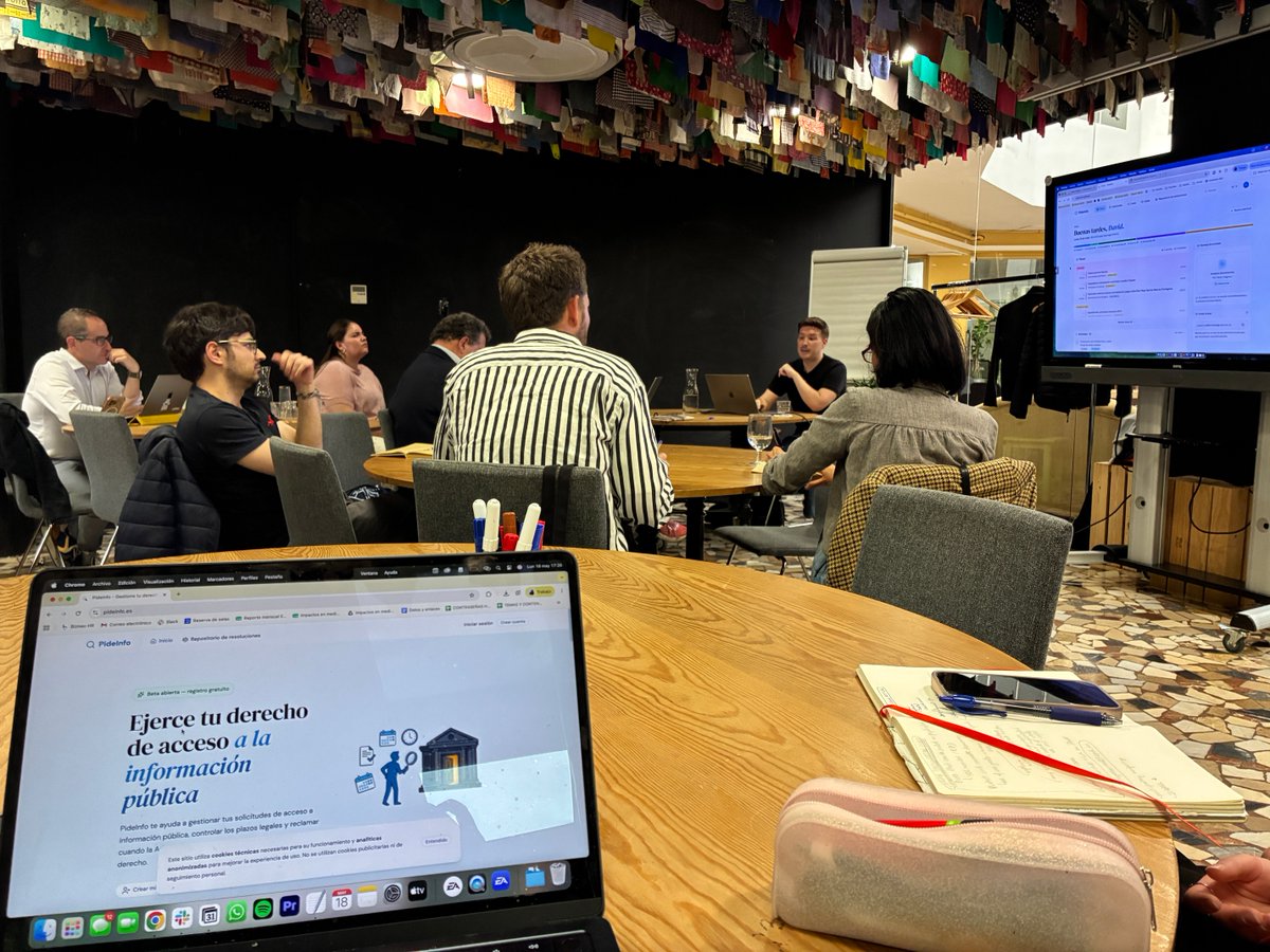 HayDerecho's tweet photo. 💡 Esta tarde hemos celebrado un taller sobre «PideInfo», la novedosa herramienta de código abierto creada por David Fernández Sancho (@naroh) para automatizar y facilitar las solicitudes de acceso a la información pública. Es una iniciativa especialmente relevante para democratizar el ejercicio del derecho de acceso, reducir barreras técnicas y hacer más accesible la transparencia a toda la ciudadanía.