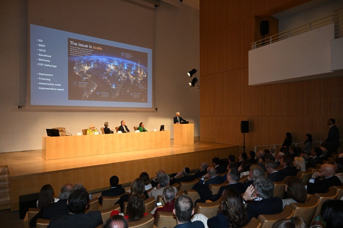 Roma's tweet photo. ✅Questa mattina il Sindaco Roberto Gualtieri è intervenuto all’Auditorium del Museo dell’Ara Pacis all’evento per il primo appuntamento italiano del Nobel Sustainability Trust, tracciando la strategia climatica per Roma.

Info👉 https://t.co/jNMpKiaXmf https://t.co/x8SJ54bQwq