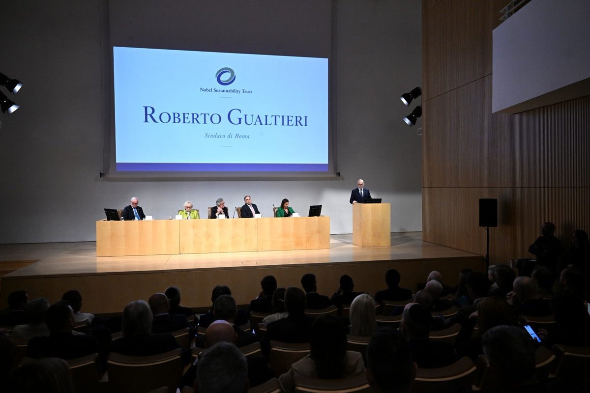 Roma's tweet photo. ✅Questa mattina il Sindaco Roberto Gualtieri è intervenuto all’Auditorium del Museo dell’Ara Pacis all’evento per il primo appuntamento italiano del Nobel Sustainability Trust, tracciando la strategia climatica per Roma.

Info👉 https://t.co/jNMpKiaXmf https://t.co/x8SJ54bQwq