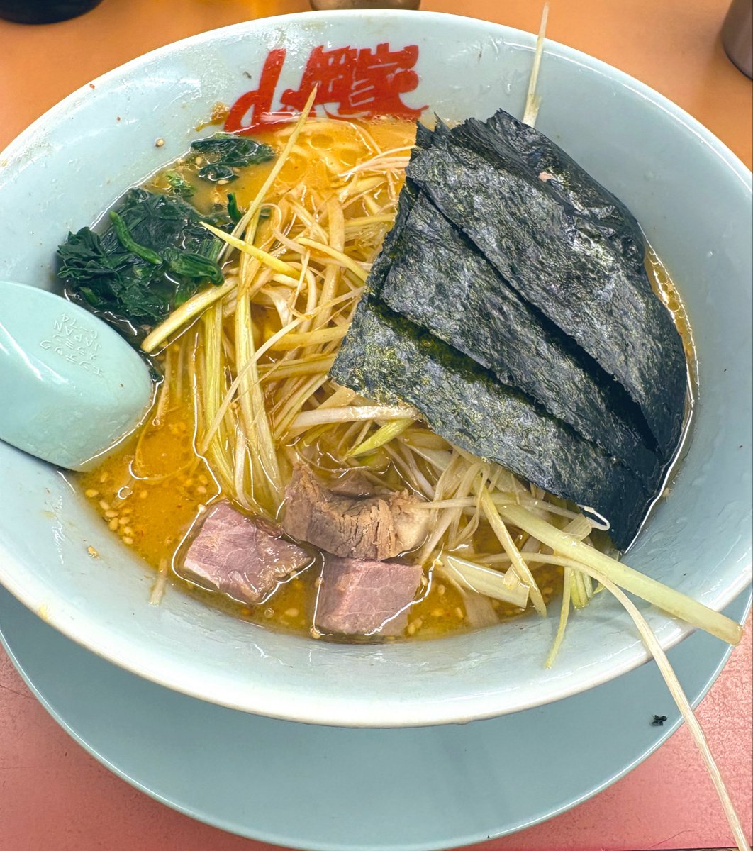 sing_uu_nn's tweet photo. 昨日渋谷から帰る際 メンバーみんなで山岡家へ ついに念願の山岡家デビューしました 特製味噌ネギ＋半ライス めちゃ美味しかった 
偉い人へのおねがい
大阪に出店してください！！！！！！ https://t.co/CJ1MSEGLIQ
