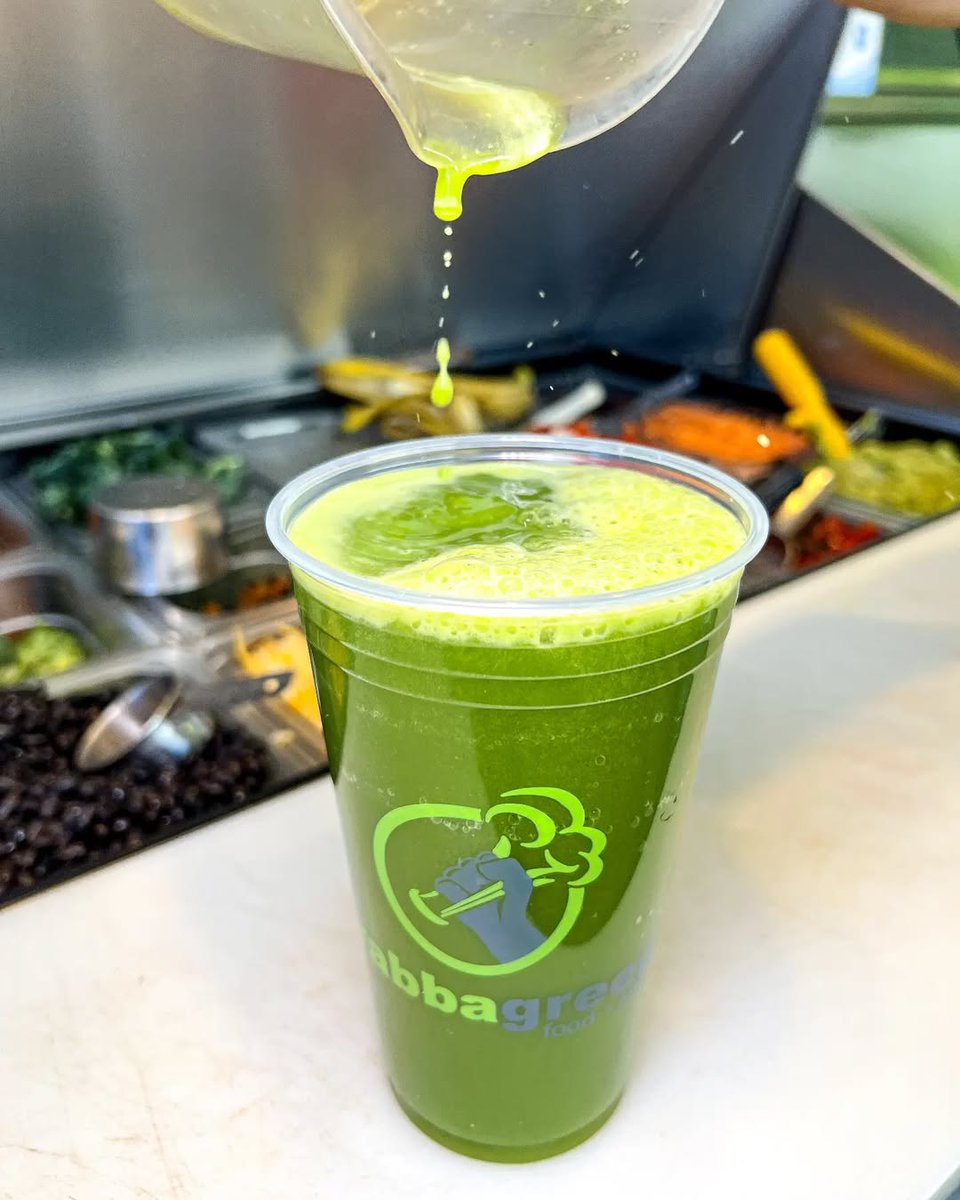 Grabbagreen's tweet photo. Green looks good on you. 💚 Kick off the week with a Fresh Pressed Juice that will have you ready to tackle your goals! 🥬🥤 https://t.co/cl6Tn5ZnYA