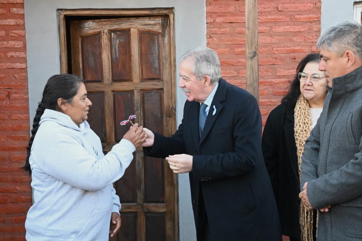 EliasSuarezSDE's tweet photo. Hoy en Villa Atamisqui inauguramos la refacción y ampliación integral de la Escuela N° 748 “Bernardino Rivadavia” y entregamos nuevas viviendas sociales para familias de la comunidad.

Cada escuela que renovamos y cada hogar que entregamos representan derechos, oportunidades y una mejor calidad de vida para nuestros comprovincianos.

Creemos profundamente en la educación como motor del desarrollo de Santiago del Estero. Por eso seguimos invirtiendo en infraestructura, conectividad y herramientas para que nuestros niños y jóvenes puedan formarse en igualdad de condiciones en cada rincón de la provincia.

Este año vamos a concretar 47 obras educativas en todo el territorio santiagueño: 25 ya están en ejecución, 15 terminadas o próximas a finalizar y además pondremos en marcha 7 nuevas obras en los departamentos Belgrano, Capital, Robles, Taboada, Choya, Silípica y Moreno.

Vamos a seguir trabajando con responsabilidad, compromiso y una mirada federal para que el crecimiento llegue a toda la provincia.