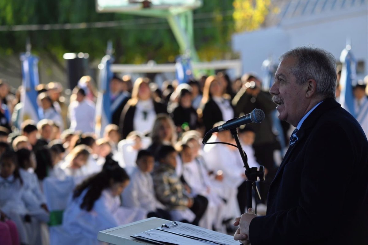EliasSuarezSDE's tweet photo. Hoy en Villa Atamisqui inauguramos la refacción y ampliación integral de la Escuela N° 748 “Bernardino Rivadavia” y entregamos nuevas viviendas sociales para familias de la comunidad.

Cada escuela que renovamos y cada hogar que entregamos representan derechos, oportunidades y una mejor calidad de vida para nuestros comprovincianos.

Creemos profundamente en la educación como motor del desarrollo de Santiago del Estero. Por eso seguimos invirtiendo en infraestructura, conectividad y herramientas para que nuestros niños y jóvenes puedan formarse en igualdad de condiciones en cada rincón de la provincia.

Este año vamos a concretar 47 obras educativas en todo el territorio santiagueño: 25 ya están en ejecución, 15 terminadas o próximas a finalizar y además pondremos en marcha 7 nuevas obras en los departamentos Belgrano, Capital, Robles, Taboada, Choya, Silípica y Moreno.

Vamos a seguir trabajando con responsabilidad, compromiso y una mirada federal para que el crecimiento llegue a toda la provincia.