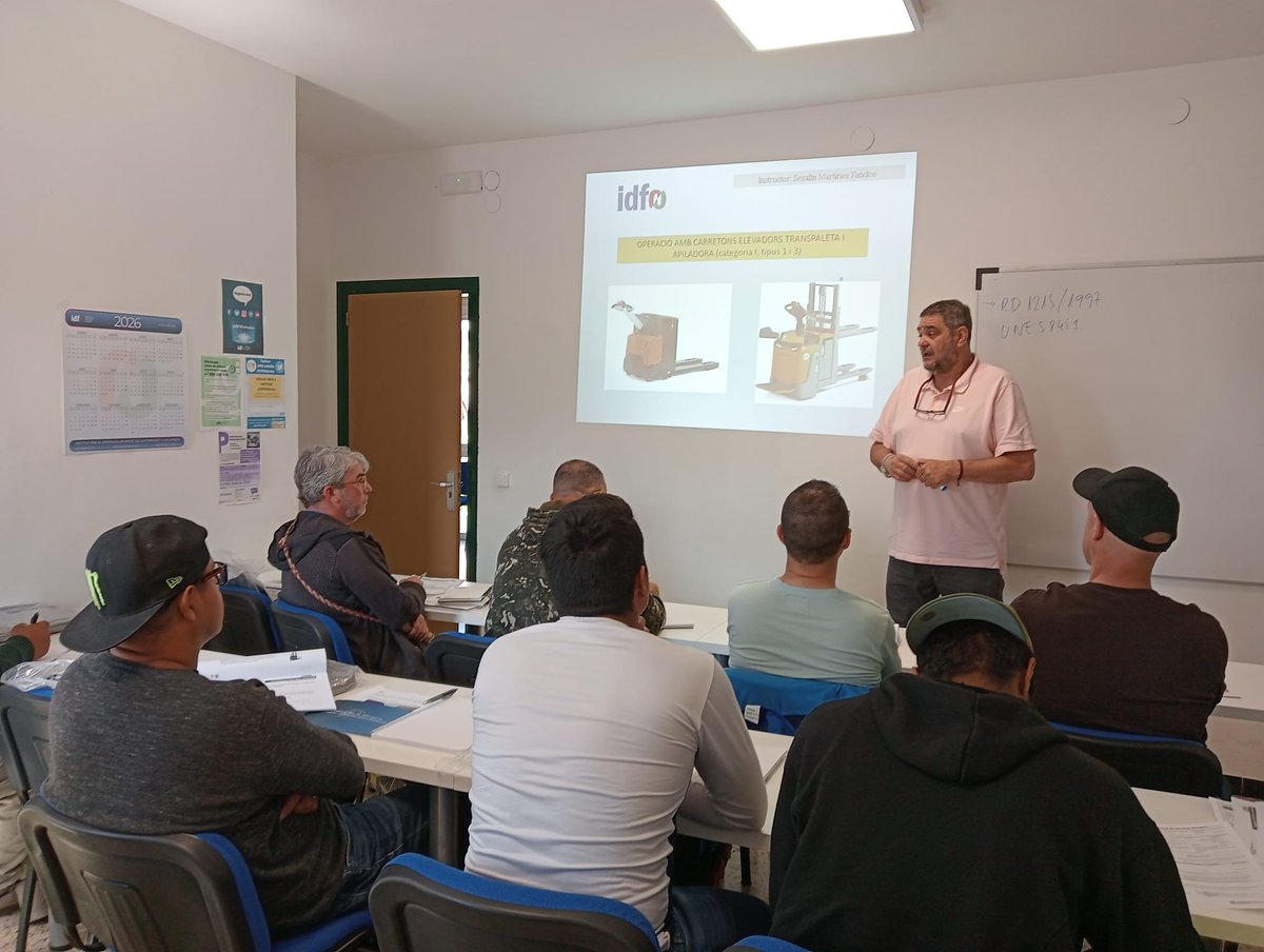 IDFOGirona's tweet photo. Avui #Palamós, #Olot i ##Girona s'unexien per iniciar formacions subvencionades per @fpo_continua. Baix #Empordà i #Garrotxa Operació amb #carretons elevadors #transpaleta i apiladora (categoria I, tipus 1 i 3) ammb @fandos9 i Gironès amb #MIzquierdo #Nòmines Seguretat Social II https://t.co/CI5DLHzBFy