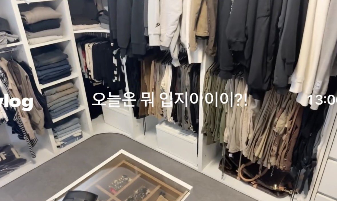 ericaltruistic2's tweet photo. eric organizing his closet this neatly is so attractive for some reason.. https://t.co/URrtkFiSFv