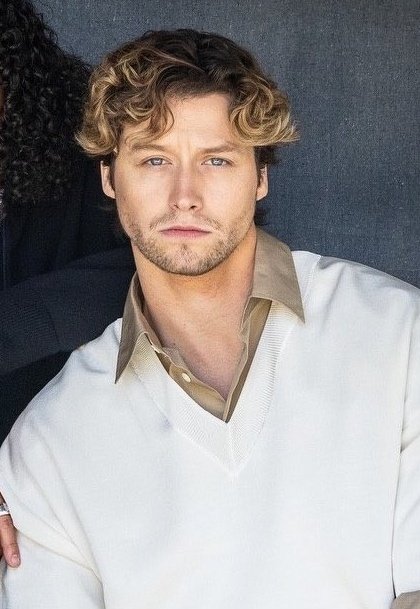 acervodeanallie's tweet photo. 🗣️ Stephen Kalyn revelou que se considera introvertido e acabou contando que dorme agarrado em um cobertorzinho chamado GANKIE:

Na vida real, qual papel vocês acham que desempenham em um grupo de amigos?

Stephen: Eu sou parecido. Sou muito aberto sobre meus sentimentos e pensamentos. Não tenho medo de demonstrá-los. Sou muito sociável. Sou extrovertido, mas também introvertido, eu diria. Quando termino de socializar, me desligo completamente da minha mente. Só quero ficar olhando para o teto ou mexendo no celular e não falar com ninguém.

Belmont: Você é um doce. Acho que você é introvertido.

Stephen: Eu também durmo com um cobertorzinho. Chama-se Gankie.

Belmont: Você acabou de dizer...

Stephen: O mundo precisa saber.

Belmont: Descobrimos sobre o Gankie e o Stephen basicamente se escondeu. Ele disse: "Eu não queria que vocês soubessem do Gankie".

Jalen: Ele nem deixou a gente tocar no Gankie.

Belmont: Isso é tipo uma exclusiva bombástica. Que legal que você admitiu isso.

Stephen: É só para a revista Boys by Girls.

Jalen: Direto da fonte, irmão.

Belmont: Ah, e o Stephen dorme de cabeça para baixo.

Stephen: Eu sinto calor na parte de cima e, quando vou para baixo, por algum motivo, parece que é mais fresco.