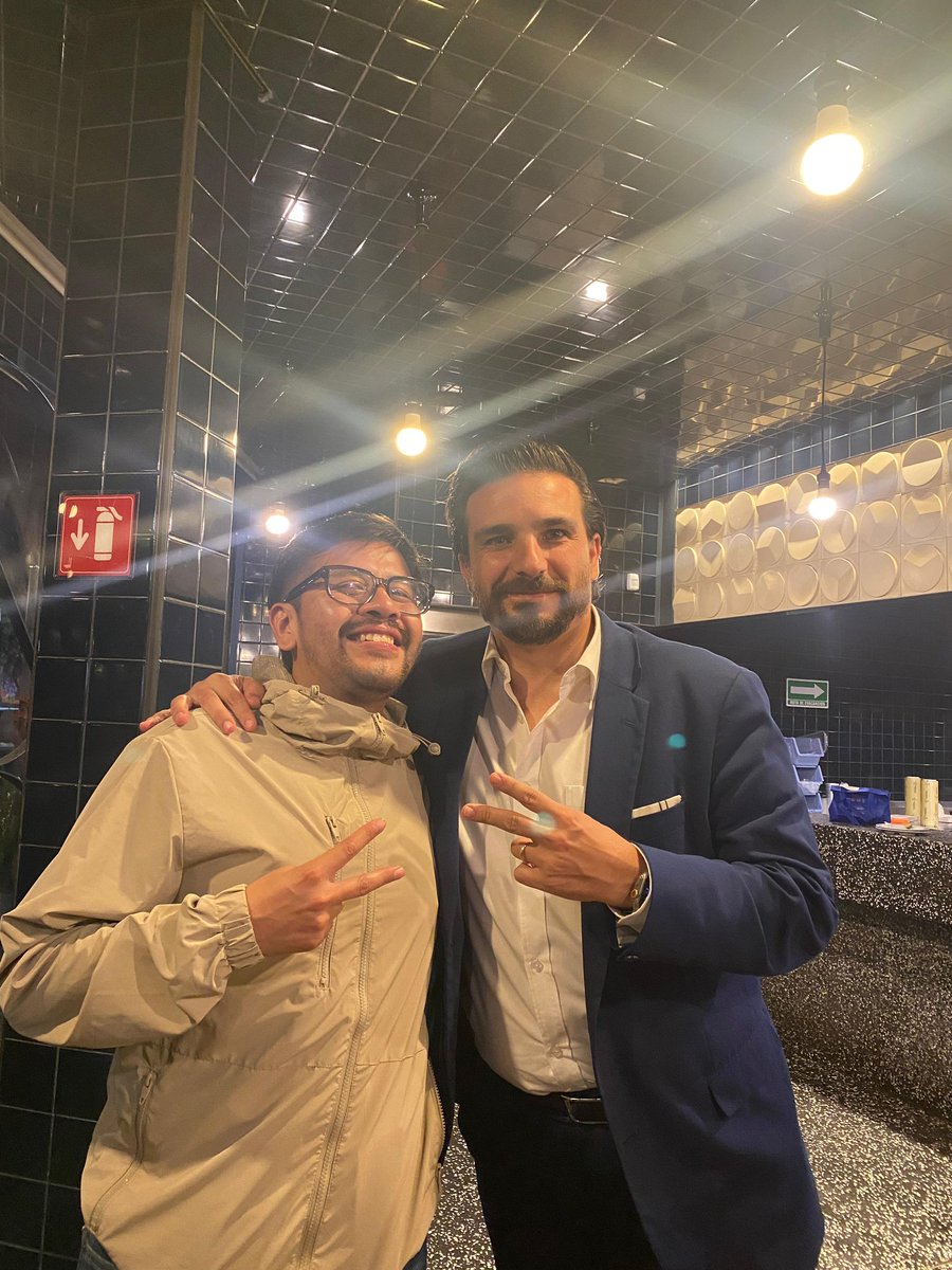 MIGM77's tweet photo. Con el profe @rocelorio celebrando el pase

(Perdón por interrumpir tus tacos 🙏) https://t.co/zjiBBd4hRK