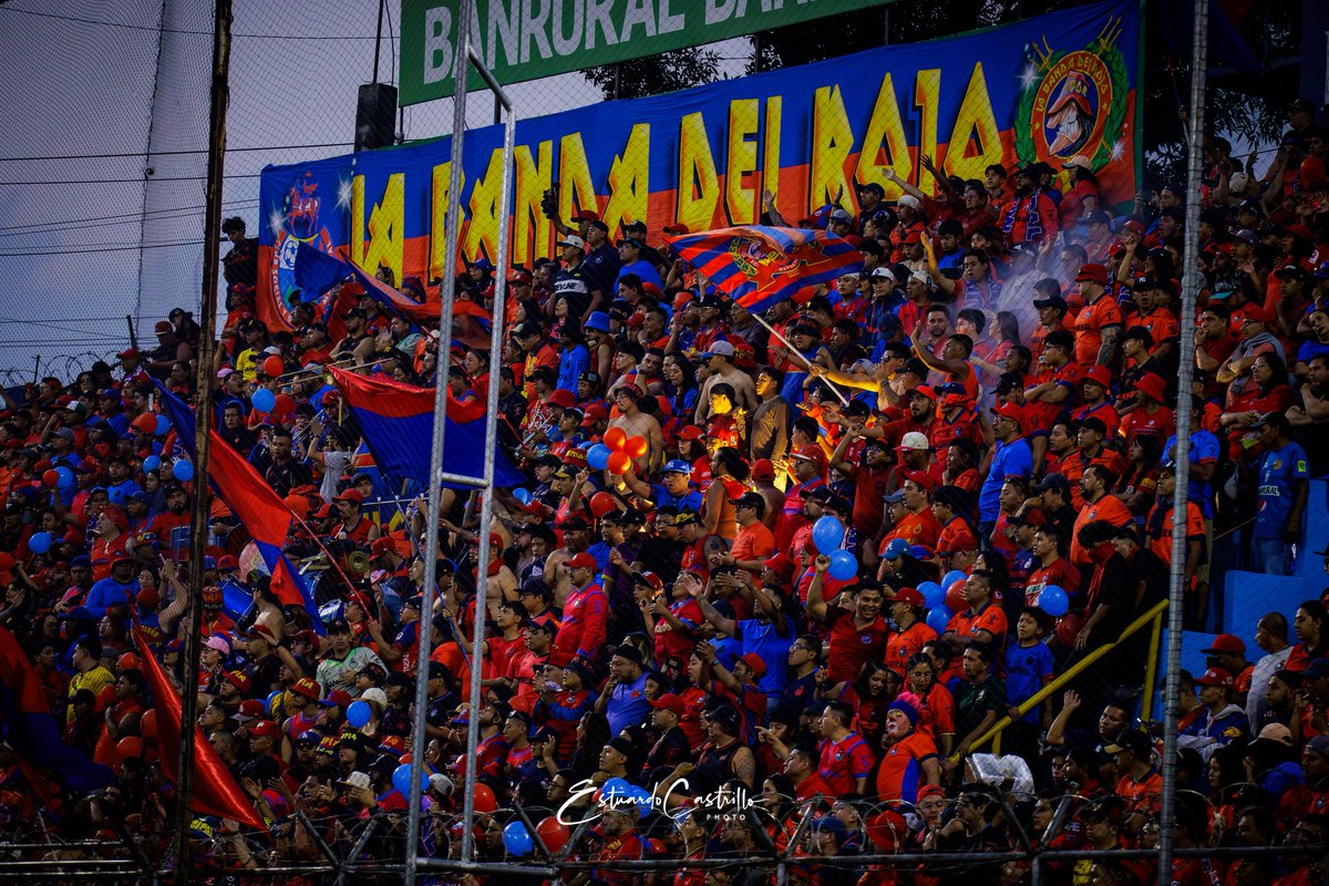 LaBandaDelRojo_'s tweet photo. Porque vos desde pequeño sos mi enfermedad, de la que nunca me quiero curar, aunque nadie lo pueda entender, yo te quiero ver campeón…
¡ROJO! ¡ROJO! 👹🚩

90 años de historia, pasión y aguante.
Porque este amor no se explica… se lleva en el corazón. 🔴

#LaBandaDelRojo https://t.co/J6FvcRQJX9