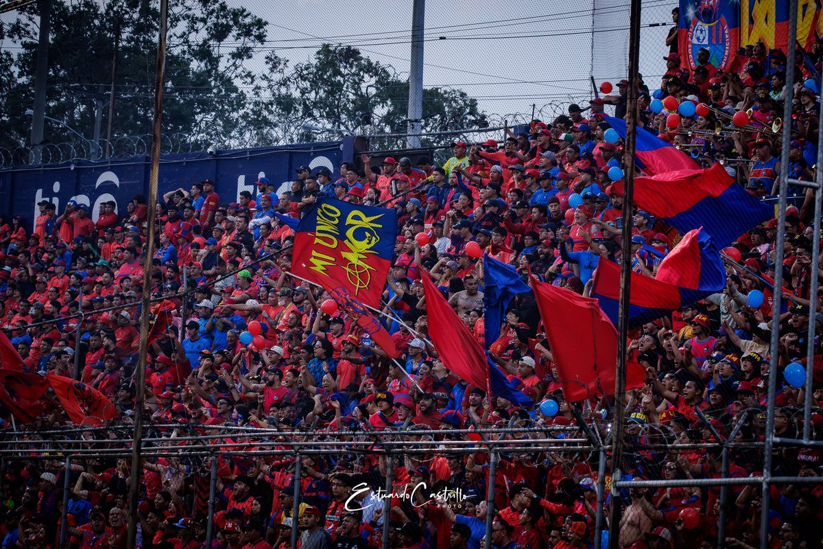 LaBandaDelRojo_'s tweet photo. Porque vos desde pequeño sos mi enfermedad, de la que nunca me quiero curar, aunque nadie lo pueda entender, yo te quiero ver campeón…
¡ROJO! ¡ROJO! 👹🚩

90 años de historia, pasión y aguante.
Porque este amor no se explica… se lleva en el corazón. 🔴

#LaBandaDelRojo https://t.co/J6FvcRQJX9