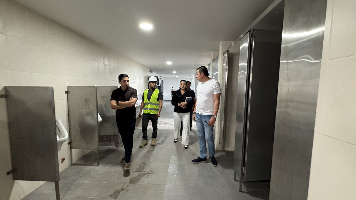 EducacionZ7_Ec's tweet photo. 👷‍♂️🏫 El coordinador @FavioAndresV, junto al equipo técnico, constató el avance de obras en la Unidad Educativa Bernardo Valdivieso. 

Con una inversión de USD 212 mil, se beneficiará a más de 3.600 estudiantes con mejoras en piscina, pintura en aulas y más.  🚧

#ElNuevoEcuador https://t.co/hsW1IlqfVb