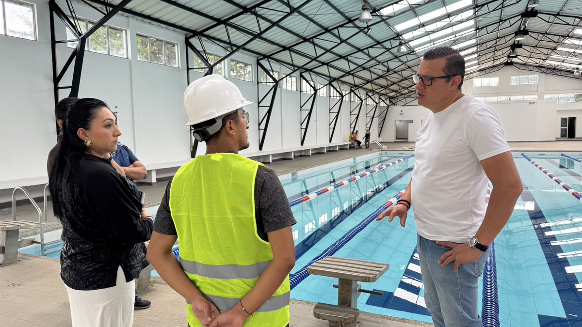 EducacionZ7_Ec's tweet photo. 👷‍♂️🏫 El coordinador @FavioAndresV, junto al equipo técnico, constató el avance de obras en la Unidad Educativa Bernardo Valdivieso. 

Con una inversión de USD 212 mil, se beneficiará a más de 3.600 estudiantes con mejoras en piscina, pintura en aulas y más.  🚧

#ElNuevoEcuador https://t.co/hsW1IlqfVb