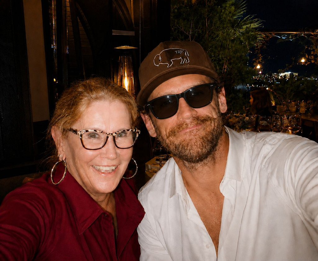 OfficialChase50's tweet photo. Drop a heart if you love your mom.❤️

#music #country #artist https://t.co/t1uFTD2B72